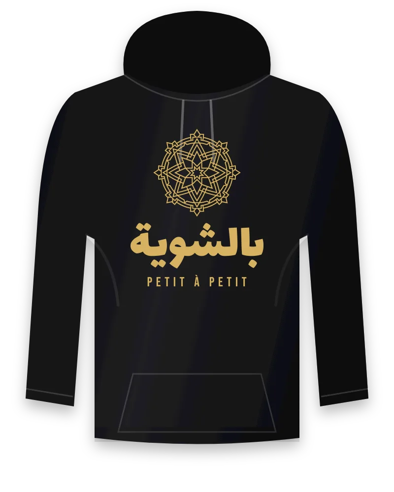 Hoodie noir avec le design « Bchwiya » : le mot arabe بالشوية sous une rosace géométrique, avec « Petit à petit »